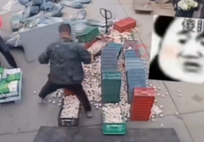 大陸山東有位新進員工上班第一天就失手，卸貨時因按錯鈕，導致18筐雞蛋摔爛。（圖／翻攝自微博）