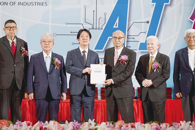 總統賴清德11日出席「第79屆工業節慶祝大會」，並接受工總榮譽理事長許勝雄（左二）及理事長潘俊榮（右三）等人呈遞2025工業總會白皮書。圖／總統府提供