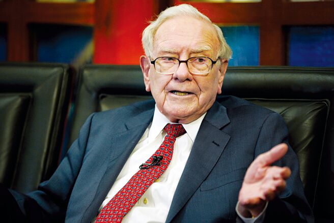 即將卸下波克夏海瑟威執行長職務的「股神」巴菲特，於10日發表感恩節致股東信，批評美國監管機構的薪酬揭露制度。圖／美聯社