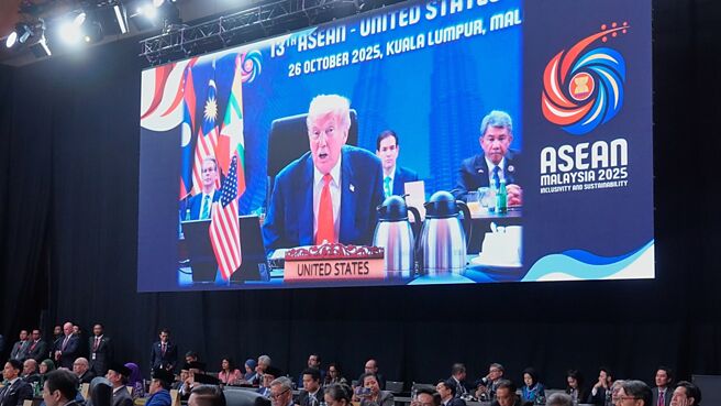 川普10月在馬來西亞出席美國與東協峰會，與亞洲主要國家「對等關稅」談判敲下定音鎚。圖／美聯社