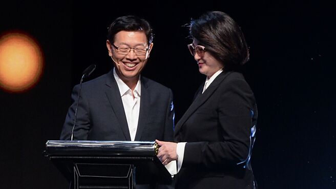 裕隆傳旗下自有品牌納智捷股權將移轉至鴻華先進，鴻海將間接入股納智捷，並取得品牌經營主導權。圖為鴻海董事長劉揚偉（左）、裕隆集團執行長嚴陳莉蓮（右）。圖／本報資料照片