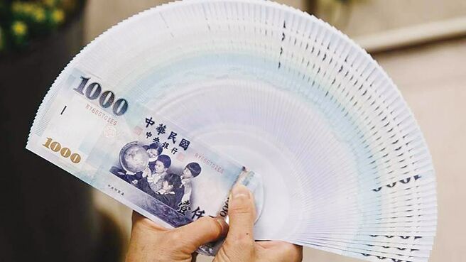 美國聯準會（Fed）啟動降息循環，激勵國內外股市屢創新高，壽險保單買氣也熱呼呼。圖／本報資料照片