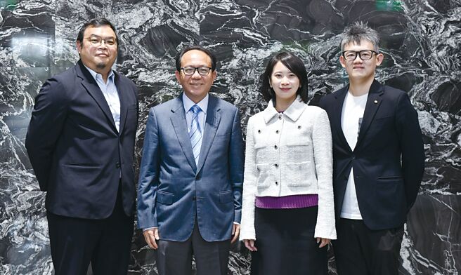 宜特科技董事长余维斌（左二）、材料分析工程处协理许如宏（左一）与光焱科技董事长柯歷亚（右二）、总经理廖华贤（右一）一同接受专访合影。图／王德为