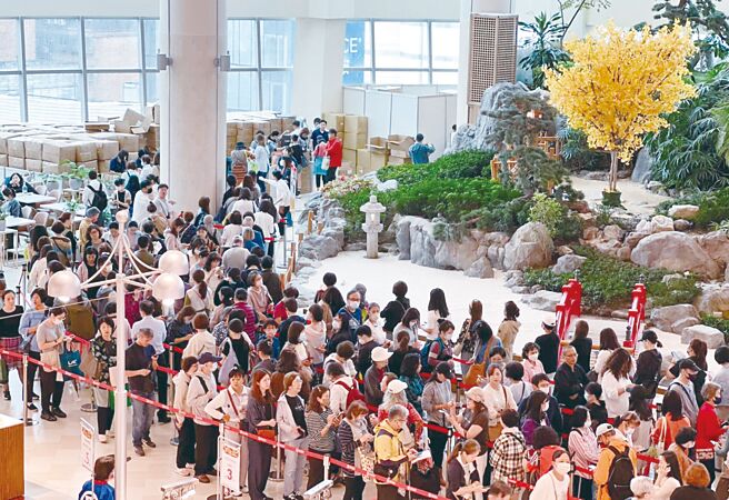 颱風天都擋不住，SOGO台北復興館周年慶加碼回饋禮，11日吸引逾800人排隊搶換平底鍋。圖／遠東SOGO提供