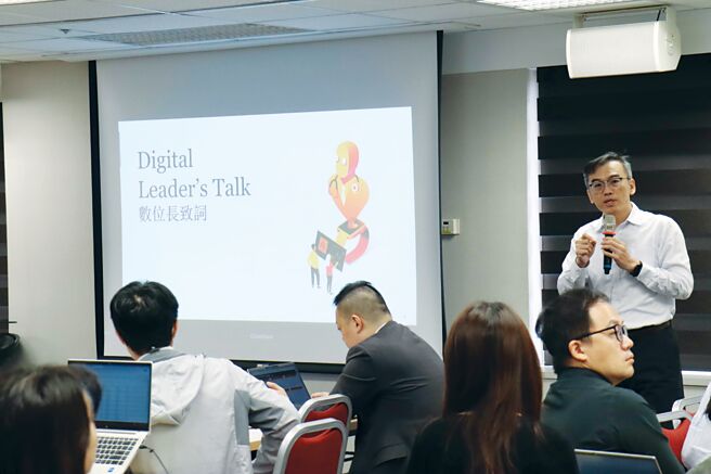 PwC Taiwan舉辦「ChatPwC AI Assistant 建立教學」課程，賦能各業務單位的專業人員將其深厚的產業知識結合GenAI，打造能處理複雜工作流程的「個人化AI助理」。圖／資誠提供