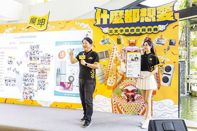 燦坤實業開發長李經緯（左）說明，全台及外島共13家門市據點導入「樂齡CARE服務平台」三大貼心服務，用科技解決銀髮照護痛點與數位落差。圖／燦坤提供