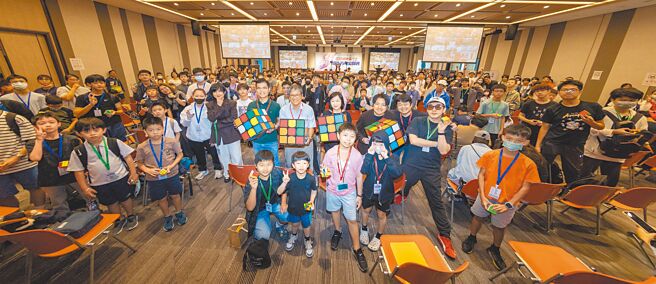 全台最大WCA國際認證賽事，新壽「新光盃魔術方塊公開賽」台東場及高雄場熱烈報名中。圖／新光人壽提供