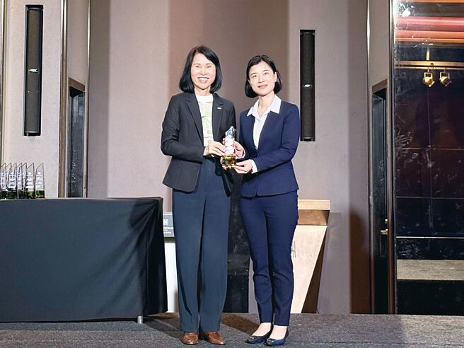 元富證券落實反詐，獲證交所評鑑「卓越獎」肯定，由證交所總經理李愛玲（左）頒發獎座，元富證券由總經理室副總經理陳秀華（右）代表出席受獎。圖／元富證券提供