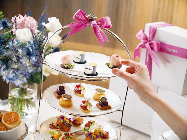 台北文華東方酒店團隊汲取Natura Bisse「A Taste of Beauty」為謬思靈感，繽紛甜點巧妙描繪「花果光韻」花卉與鮮果的香韻、柔美色澤，打造一場感官美學饗宴。圖／台北文華東方酒店提供