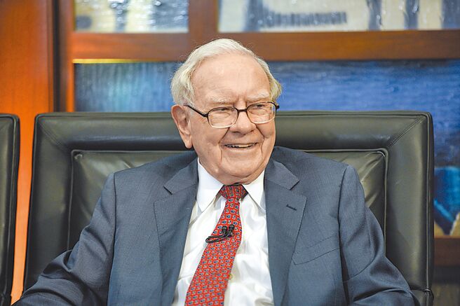 95歲「股神」巴菲特10日向其股東宣告，自己即將「歸於沉寂」，代表著他長達60年的傳奇投資生涯步入尾聲。（美聯社）