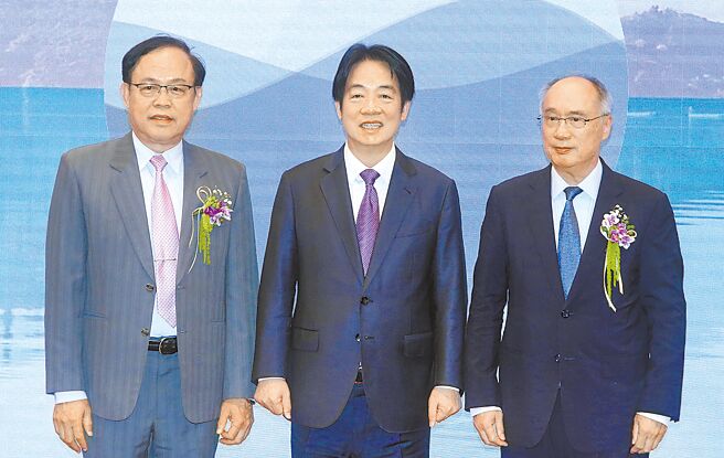 賴清德總統（中）11日出席在總統府舉行的「2025年總統科學獎」頒獎典禮，和得獎的中研院院士梁賡義（右）、葉均蔚（左）合影留念。（趙雙傑攝）