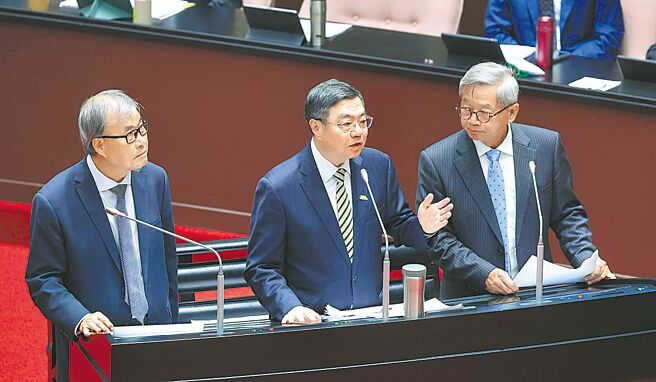 賴清德總統喊出「333諾貝爾計畫」，教育部表示，已在特別預算中規畫20億經費，讓研究型大學與關鍵領域企業建立合作講座。圖左為教育部長鄭英耀。（姚志平攝）