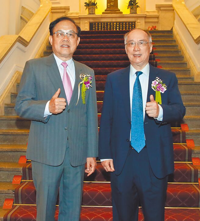 獲得總統科學獎的中央研究院院士梁賡義（右）和葉均蔚（左），11日一起比讚合影。（趙雙傑攝）