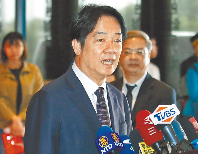 赖清德总统（前）11日针对大陆认定的「台独顽固分子」、民进党立委沈伯洋立案调查，喊话立法院长韩国瑜应率领跨党派委员来声援沈伯洋。（赵双杰摄）