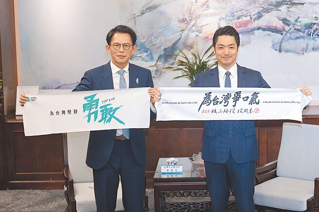 藍委11日建議，若民眾黨未提名台北市長候選人，國民黨籍的台北市長蔣萬安有義務幫白營小雞站台。圖為民眾黨主席黃國昌（左）日前率台北市議會民眾黨團拜會台北市政府，與台北市長蔣萬安（右）互贈禮品後合影。（本報資料照片）