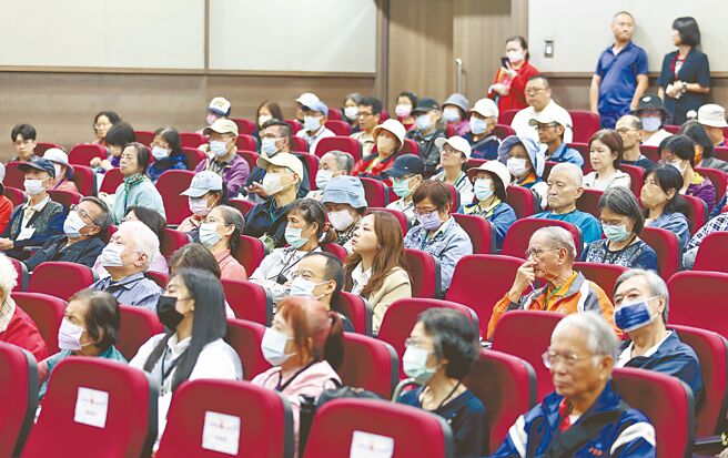 「預防醫學 心血保衛站plus」活動吸引大批民眾前來聆聽。（范揚光攝）