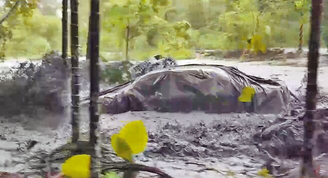 花蓮縣馬太鞍溪暴漲，洪水夾帶泥沙沖入萬榮鄉明利村，1輛蓋著防塵罩的轎車11日遭大水沖走，目擊民眾感到相當驚悚。（民眾提供／王志偉花蓮傳真）