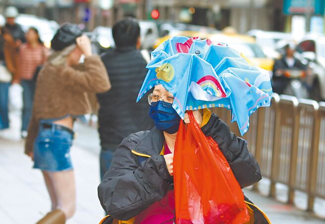 鳳凰颱風來襲，11日下午台北市區氣候不穩定，不時出現強風。（陳俊吉攝）