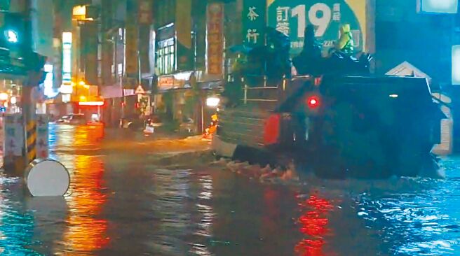 颱风外围环流与东北季风共伴效应，宜兰县11日遭大雨狂袭，多处传出严重淹水与土石流灾情，苏澳镇市中心成一片汪洋，军方出动AAV7两栖突击车与橡皮艇救援受困民眾。（苏澳镇公所提供／吴佩蓉宜兰传真）