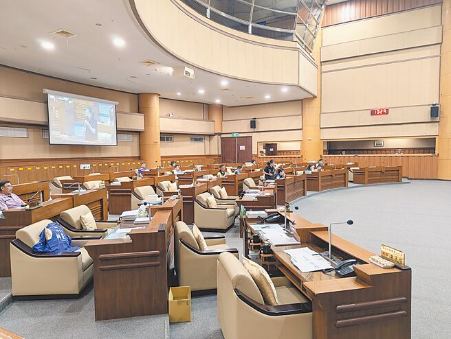 基隆市议会这届有30席，国民党林沛祥转战立委成功、民进党张秉钧遭判刑而空出2席，目前国民党10席、民进党11席、亲民党1席、无党6席，明年选举可能会多1席山地原住民议员，总席次增加至31席。（本报资料照片）