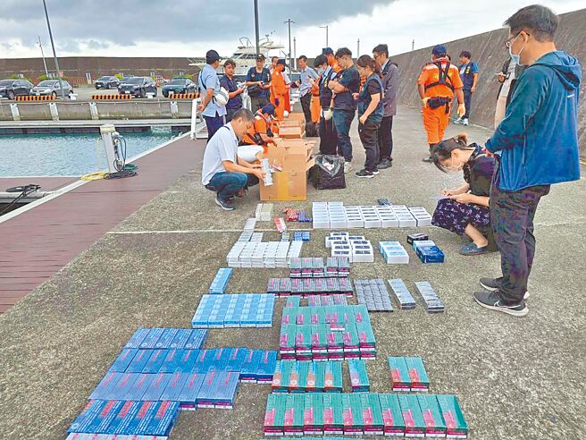 40岁林姓船长与30岁施姓船员看准日本加热菸与台湾售价有价差，驾驶游艇「千阳号」赴日本石垣岛载货返台，准备以买低卖高牟利，在宜兰乌石渔港遭海巡与关务单位联手查获，起出总市价高达170万元、1.2万包加热菸。（海巡署侦防分署宜兰查缉队提供／吴佩蓉宜兰传真）