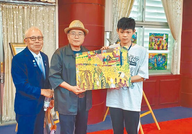 花莲高农门市服务科学生卢琮钧（右一），获得绘画比赛高中组特别奖。（花莲高农提供／罗亦晽花莲传真）