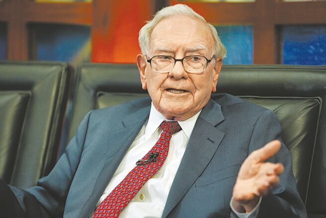 「股神」巴菲特宣告，自己年底卸任波克夏海瑟威公司執行長後，將不再撰寫每年2月發表的年度股東信。換言之，波克夏將迎來新常態。（美聯社）