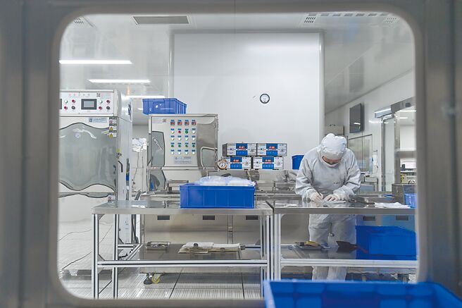 《華爾街日報》報導，北京研擬仿效華府採用「經認證終端用戶」（VEU）制度，在放寬管制稀土的同時，區分出口對象，排除美軍供應鏈取得這些材料。圖為內蒙古包頭的稀土深加工產業。（新華社）