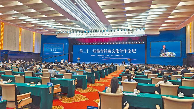 第21屆桂台經貿文化合作論壇11日上午在廣西南寧舉行開幕式，論壇以「共享AI時代新機遇，推進未來合作新發展」為核心主題，匯聚兩岸各界嘉賓共商合作。（藍孝威攝）