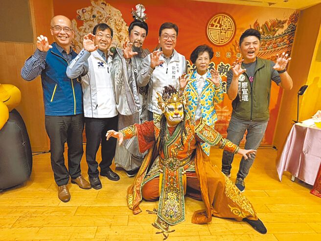 新北市政府11日舉辦樹林濟安宮「2025酬恩祈安五朝圓醮大典」記者會，由副市長劉和然（右三）主持，濟安宮特別準備「大道公醫虎喉」開場表演，為活動增添亮點。（柯毓庭攝）