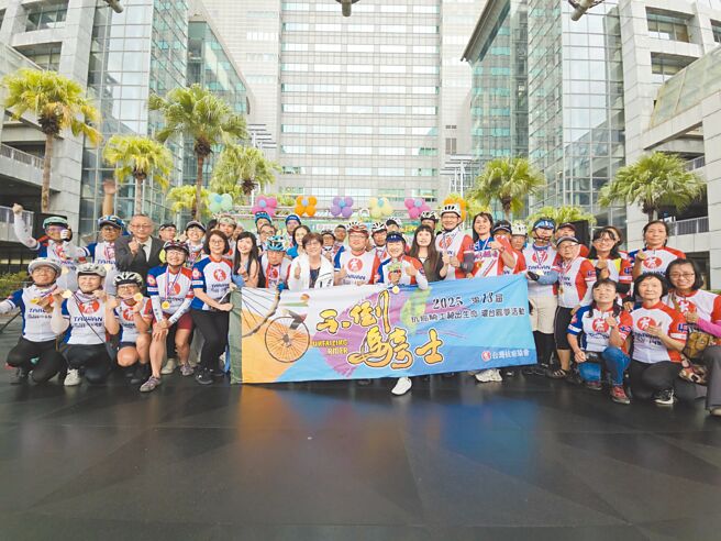 「不倒骑士 骑出生命」单车环台圆梦活动11日抵达终点新北市市民广场，经歷1100公里长途跋涉，圆满完成挑战，展现出面对癌症的勇气与不倒精神。（新北市卫生局提供／王扬杰新北传真）