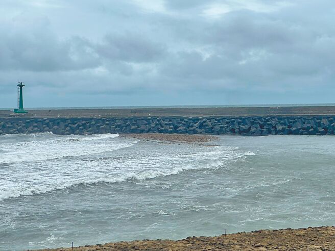 桃園市竹圍漁港港嘴近幾年砂石堆積異常明顯，疑似因洋流改變，造成砂石堆積狀況格外嚴重，且多為「鵝卵石」堆積，恐造成船底刮損，影響船隻停靠等。（桃園區漁會提供／廖姮玥桃園傳真）