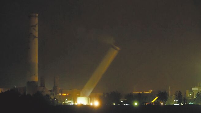 苗栗通霄火力发电厂第5号旧烟囱10日晚间顺利「放倒」，高120公尺地标轰然倒地，吸引在地民眾围观。（读者提供／吕丽甄苗栗传真）