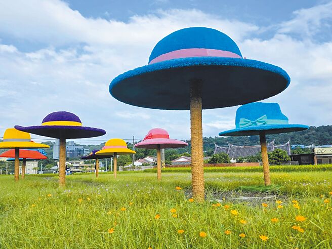 受鳳凰颱風影響，2025桃園花彩節提前於10日閉園，活動以鳳飛飛為主題吸引131萬人次參觀，現場多頂帽子造型裝置藝術成為遊客打卡亮點。（桃園市農業局提供／姜霏桃園傳真）