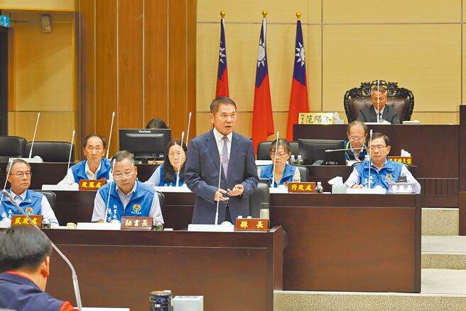 苗栗县议员廖秀红11日针对县府禁止厨余养猪一事提出质询，苗栗县长锺东锦答询表示，由于同意厨余养猪是中央，但中央只核准，却没有给多的人力预算到县市政府，去管控厨余，目前非洲猪瘟已成了政治事件，县市政府一旦发生猪瘟是不得了的，中央如果可以跟地方谈清楚如何管理厨余养猪，苗栗县政府一定全力配合。（谢明俊摄）