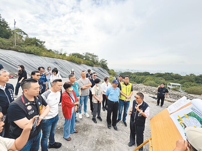 台中市议会警消环卫委员会11日前往大里垃圾掩埋场考察，关心防汛整备与渗出水处理状况。（陈雅惠服务处提供／李京升台中传真）