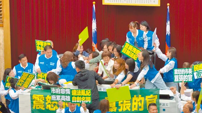高雄市議會11日進行總預算交付議程，藍營不滿高雄市長陳其邁報告完總預算後就離席，集體霸占主席台包圍議長康裕成，綠營緊急護駕，雙方爆發激烈肢體衝突。（柯宗緯攝）