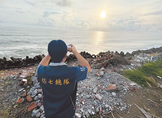 高雄市梓官区一处海边私人土地，去年8月被检举遭倾倒大量建筑废弃物，保七总队派员前往现场搜证，发现防波堤内已被废弃物填满。（保七总队提供／丁治纲高雄传真）