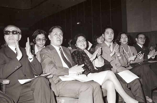 音樂家馬思聰（前排左二）夫婦蒞場欣賞中華民國六十六年世界自由日音樂會，右三為其子馬如龍。（本報資料照片）