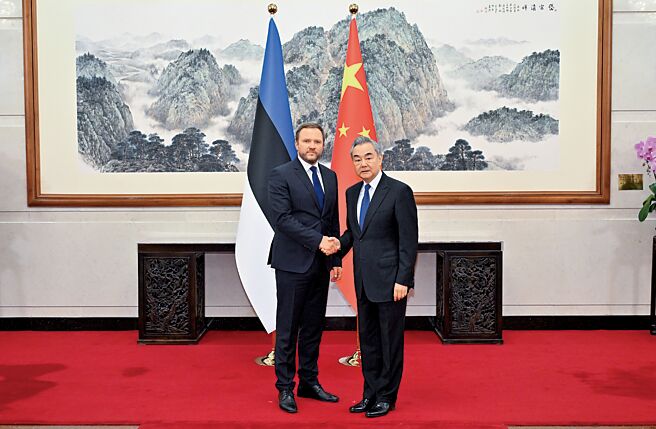 大陸外交部長王毅4日在北京與愛沙尼亞外長薩克納舉行會談。（新華社）