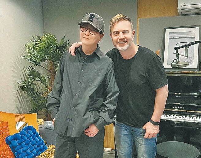 張信哲（左）日前在倫敦跟蓋瑞巴洛重聚，開心一起暢聊音樂。（潮水音樂提供）