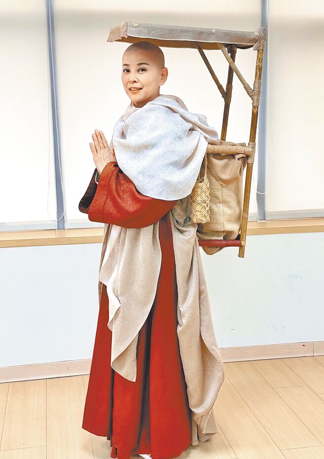 方馨在歌仔戲影集《鳩摩羅什‧千年一譯》飾演出家為尼的龜茲國公主，11日為戲落髮成光頭出家人造型。（林淑娟攝）