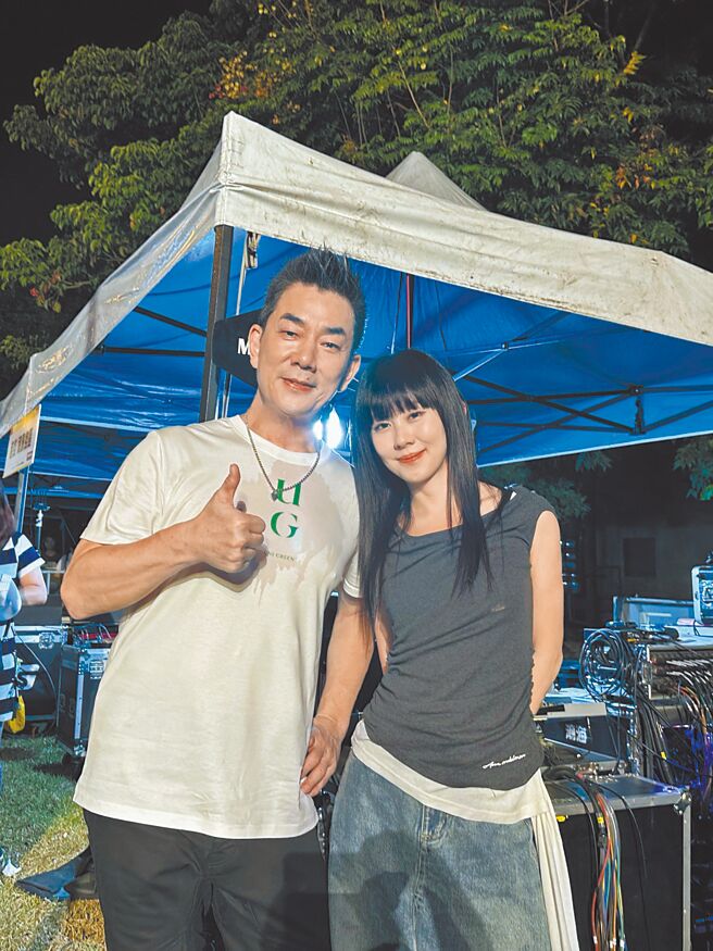 白安（右）日前受任賢齊邀約參與田中馬拉松「心田中音樂節」演出。（相信音樂提供）