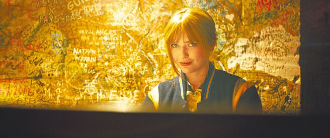 法国新生代女星卡蜜儿拉扎苦学琴，终成功参演电影《天才琴手》。（海鹏提供）