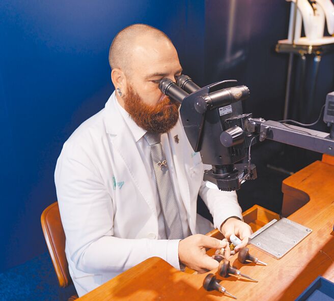 TIFFANY珠寶展安排從美國遠道而來的珠寶工藝大師在現場示範石上鳥的鑲嵌技法。（吳松翰攝）