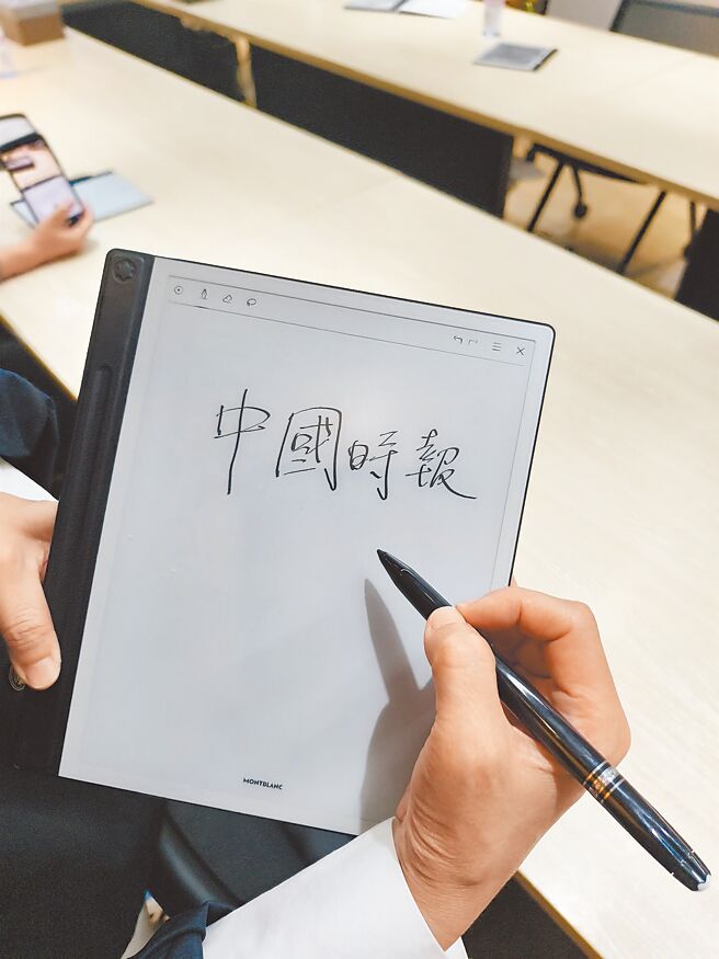 万宝龙最近推出Digital Paper和Digital Pen，可在平板书写留下笔墨字迹。（陶福媛摄）