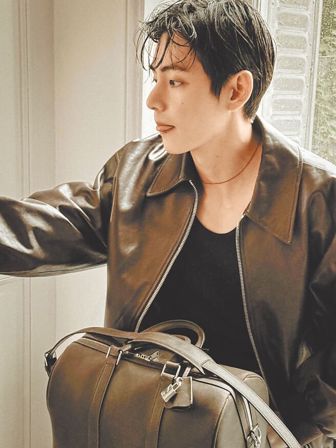 V金泰亨身着深棕皮革外套与长裤，俐落廓形与雾面皮革相映成趣，展现带有都会叛逆气息的从容态度。（CELINE提供）