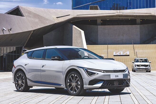 欢庆Kia台湾总代理台湾森那美起亚荣获第79届金商奖优良外商，The new EV6加码赠一年免费无限快充。（台湾森那美起亚提供）