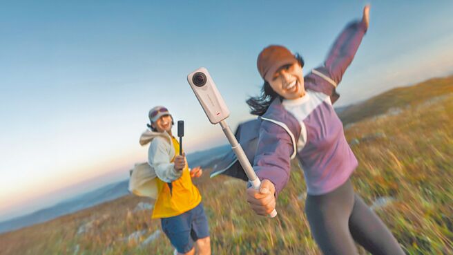 Insta360推出品牌史上最輕全景相機Insta360 X4 Air，重量僅165克，標準套裝售價1萬2200元。（Insta360提供）