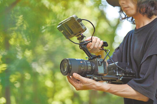 Sony FE 100mm F2.8 Macro GM OSS鏡頭，安靜的對焦性能可同時兼顧靜態與動態拍攝的需求，4萬1980元。（Sony提供）